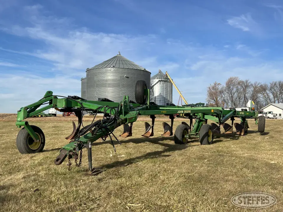 1998 John Deere 3710 Plow