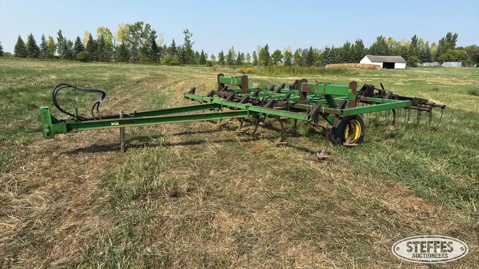 John Deere 1060 Field Cultivator