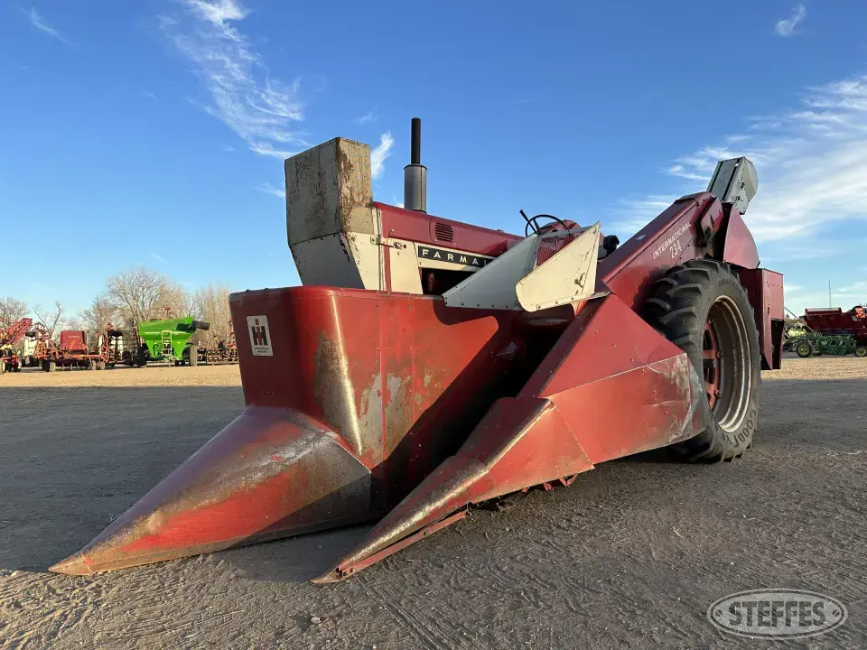 1966 International 656 2WD Tractor