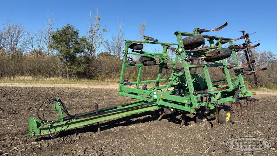 John Deere 680 Chisel Plow