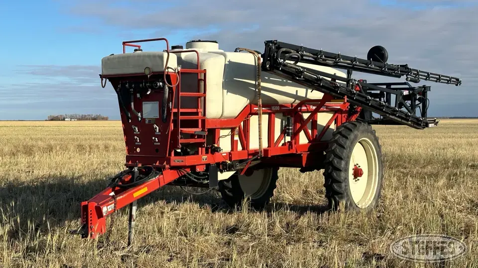 Farm King 1600 Pull-Type Sprayer