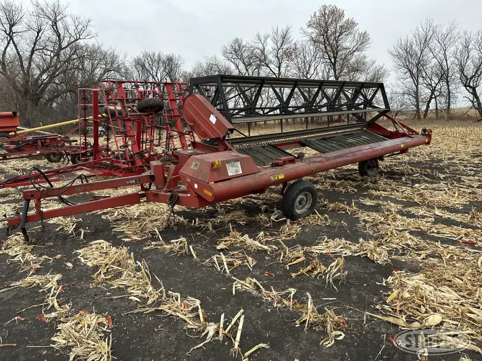 Case-IH 721 Pull-Type Swather