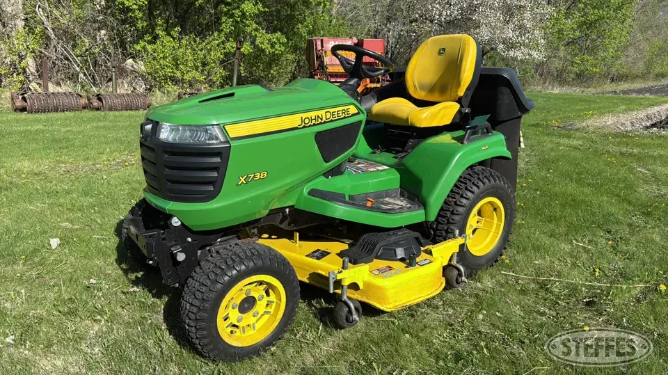 John Deere X738 Lawn Tractor