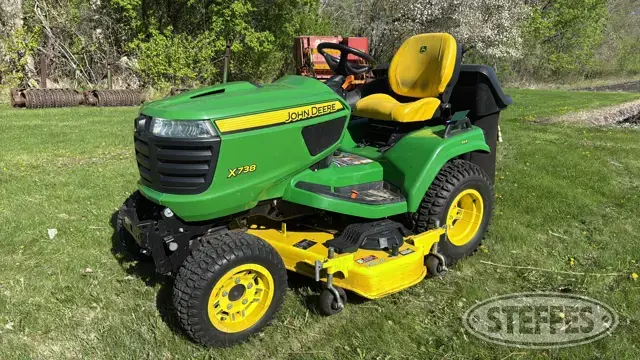 John Deere X738