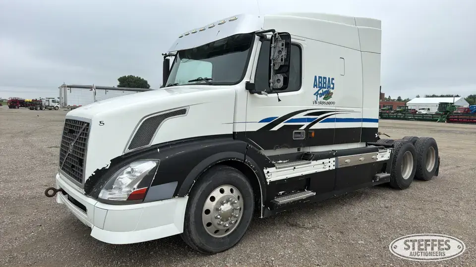 2005 Volvo VNL630 Conventional Truck with Sleeper