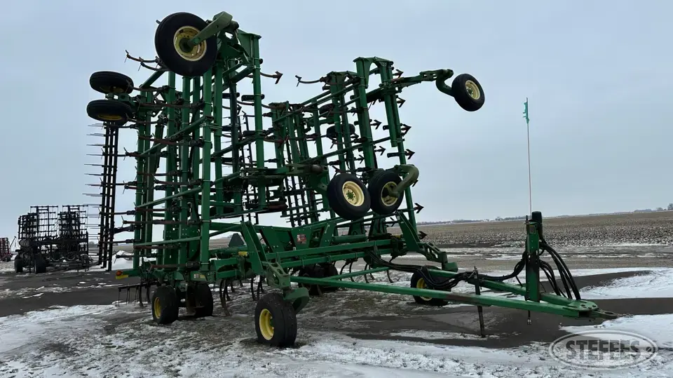 John Deere 2200 Field Cultivator