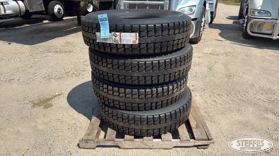 (4) 295/75R22.5 tires Truck Tire