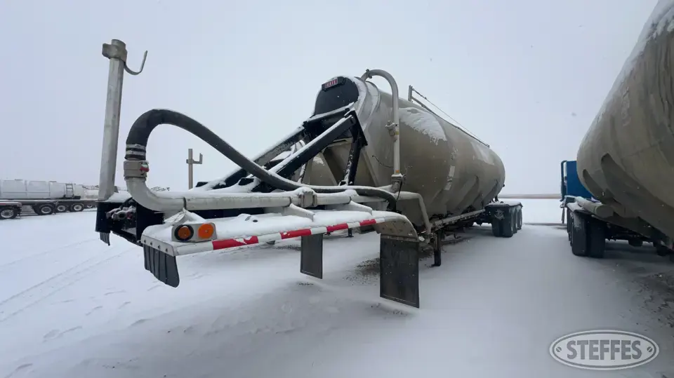 2000 Heil Pneumatic Trailer