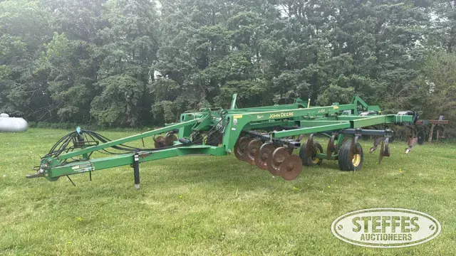 2003 John Deere 2700