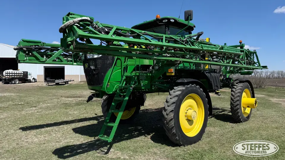 2015 John Deere R4038 Self-Propelled Sprayer