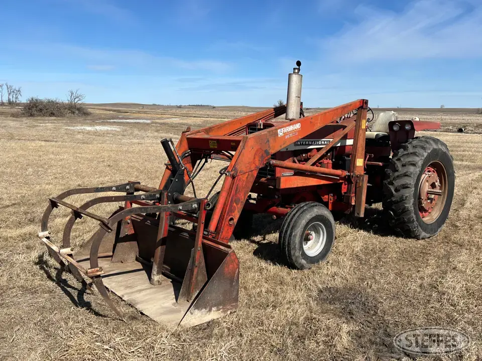 1970 Farmall 856 2WD Tractor