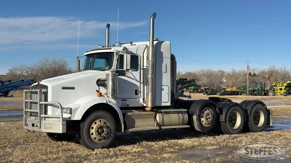 2014 Kenworth T800 Conventional Truck with Sleeper