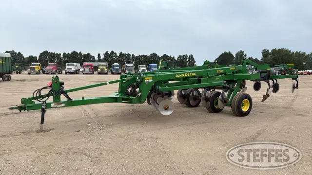 John Deere 2700