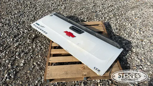 Chevrolet Silverado tailgate