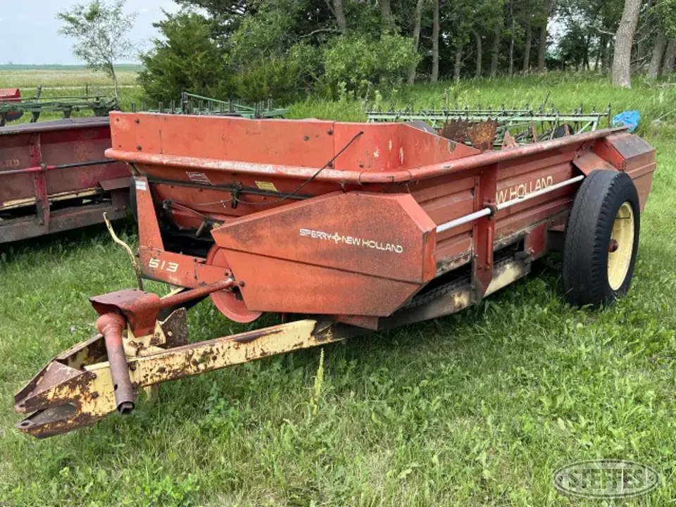 New Holland 513 Pull-Type Dry Spreader