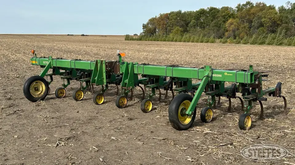 John Deere 875 Row Crop Cultivator