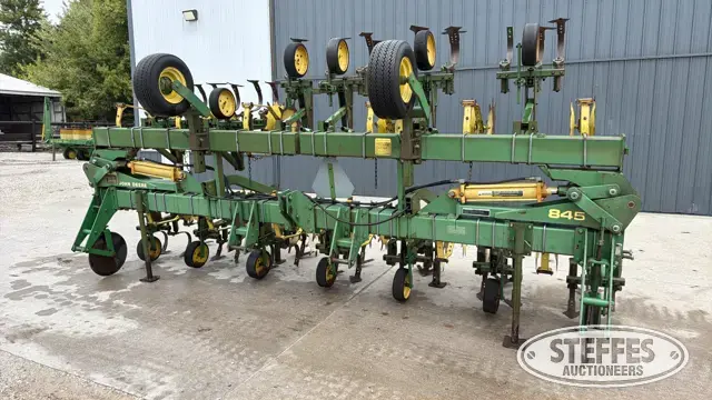 John Deere 845