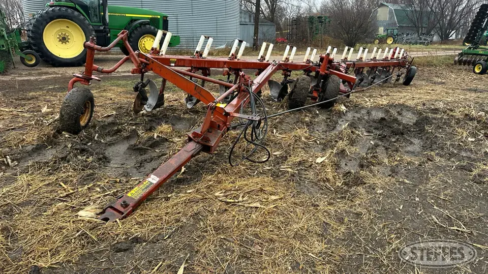 International 800 Cable Plow
