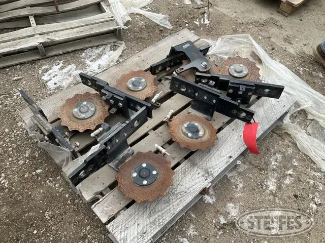 (6) Yetter 2968 single disc fertilizer openers