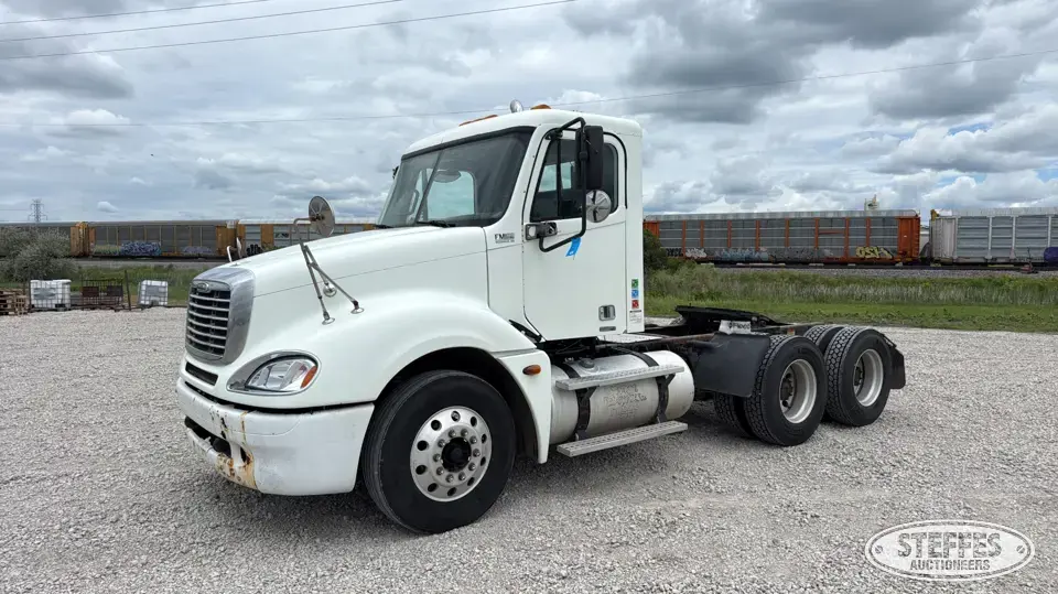 2005 Freightliner Columbia Conventional Truck without Sleeper
