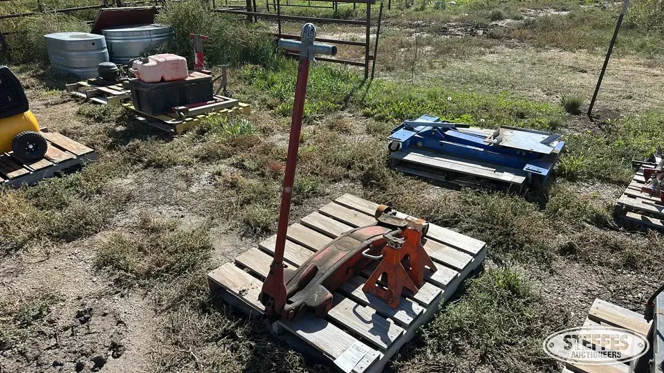 Floor jack & (2) jack stands Farm Support Item