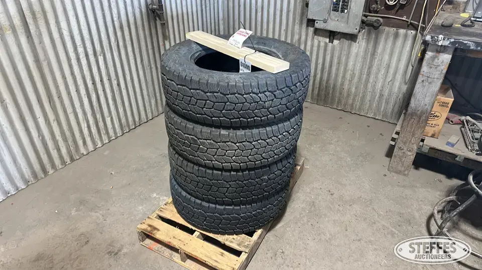 (4) Cooper Discoverer A/T 235/70R16 tires Passenger-Light Truck Tire
