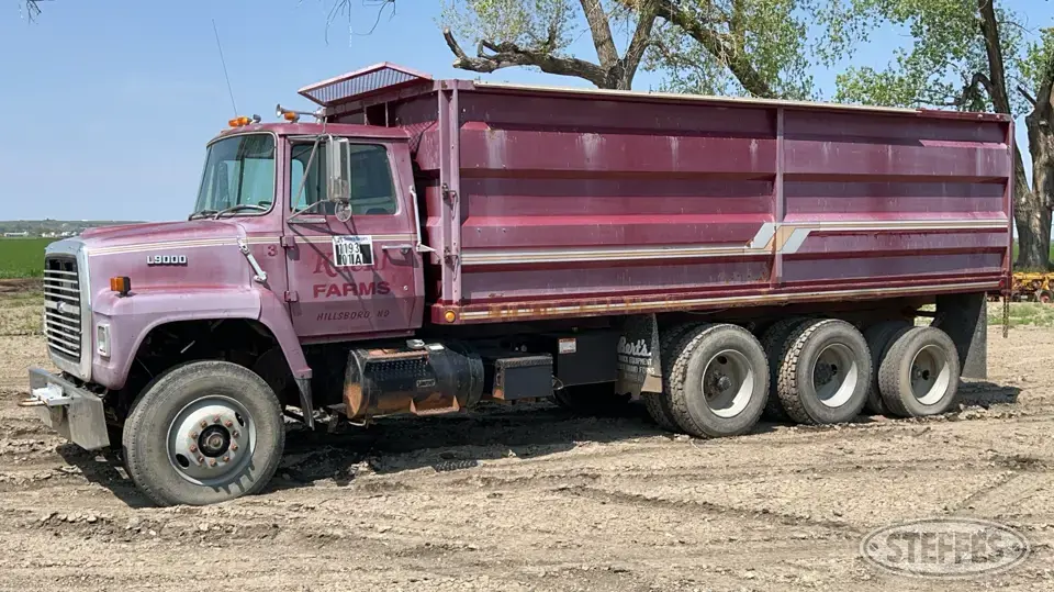1987 Ford L9000 Tri-Axle Boxed Truck