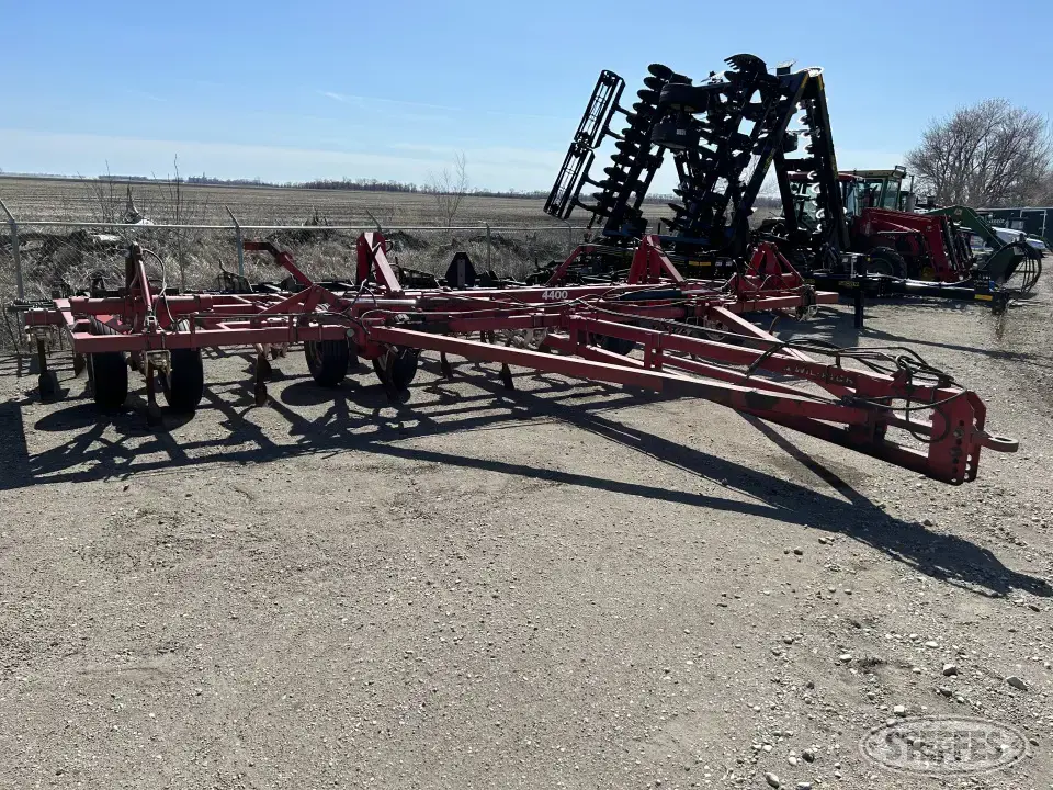 Wil-Rich 4400 Chisel Plow