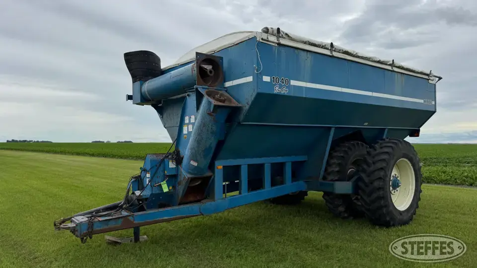 Kinze 1040 Row Crop Grain Cart