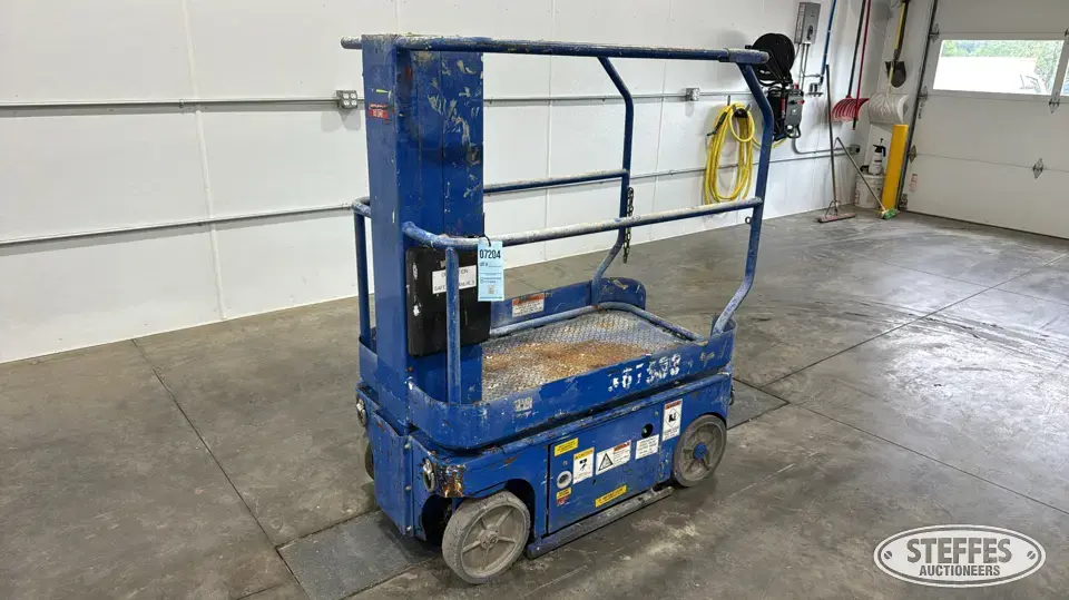 UpRight TM12 mast lift Lifts-Other