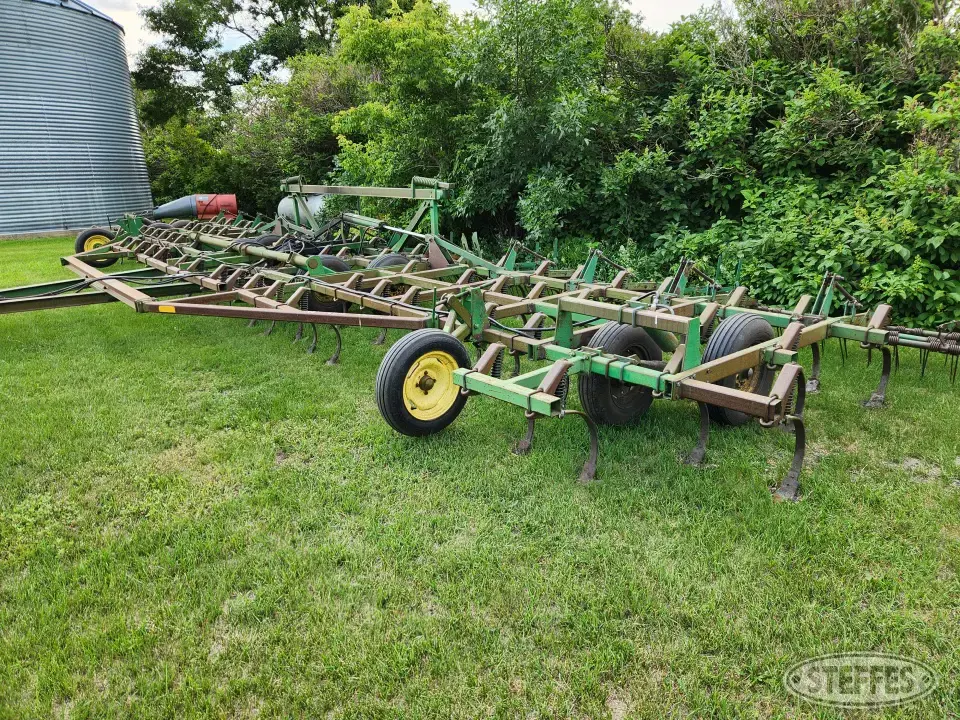 John Deere 1010 Field Cultivator