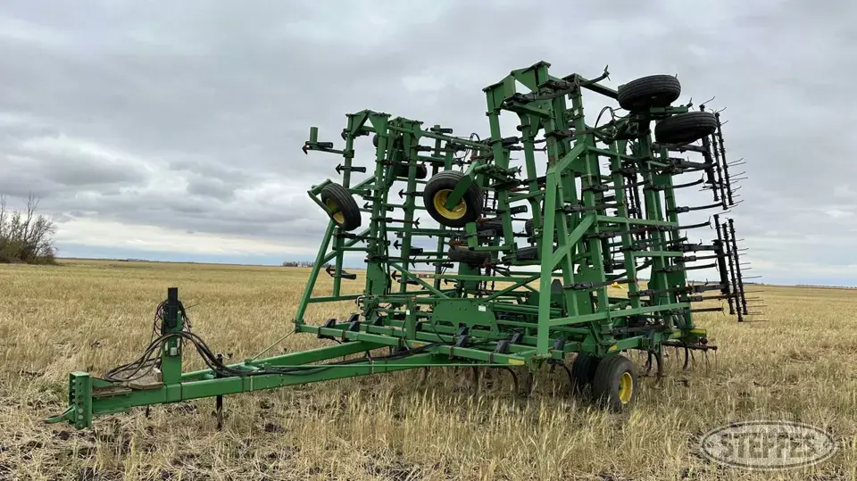 John Deere 985 Field Cultivator