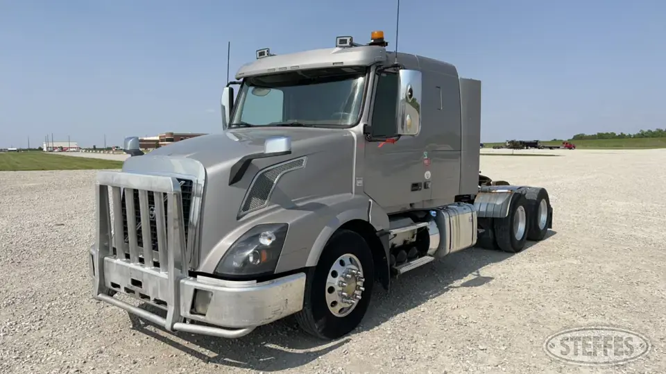 2015 Volvo VN Conventional Truck with Sleeper