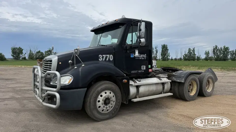 2006 Freightliner Columbia 120 Conventional Truck without Sleeper