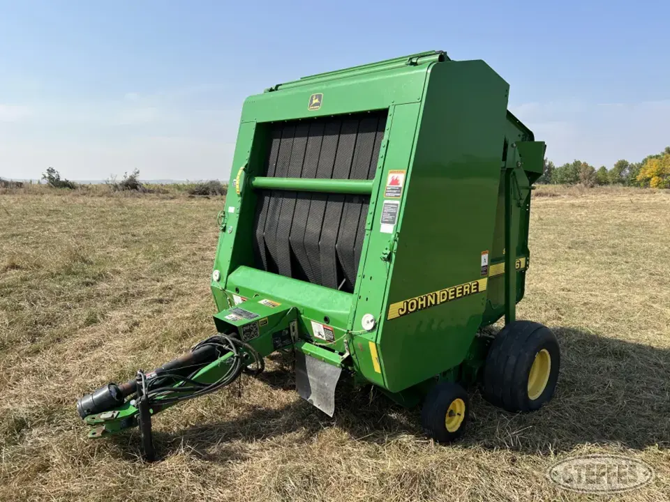 2000 John Deere 566 Round Baler