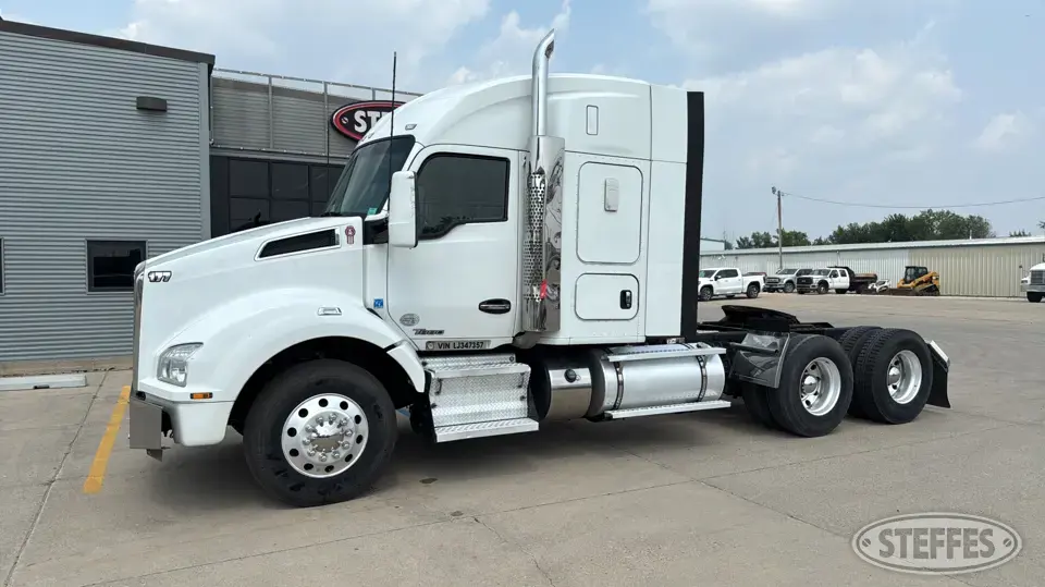 2020 Kenworth T880 Conventional Truck with Sleeper