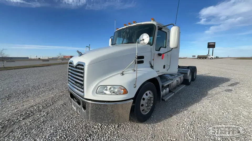 2009 Mack CXU600 Pinnacle Conventional Truck without Sleeper