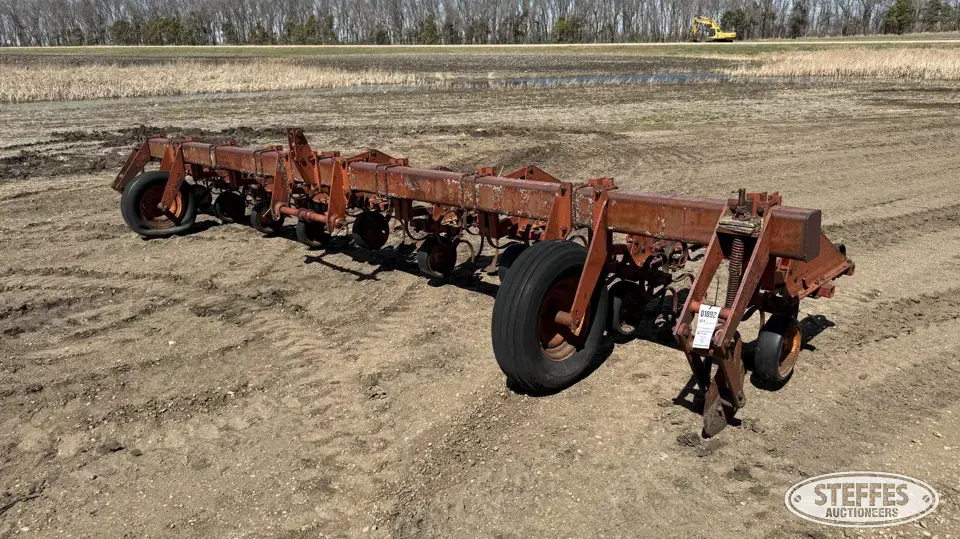 International row crop cultivator