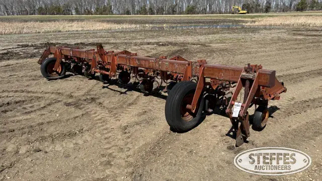 International row crop cultivator
