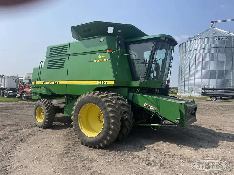 1998 John Deere 9610 Combine