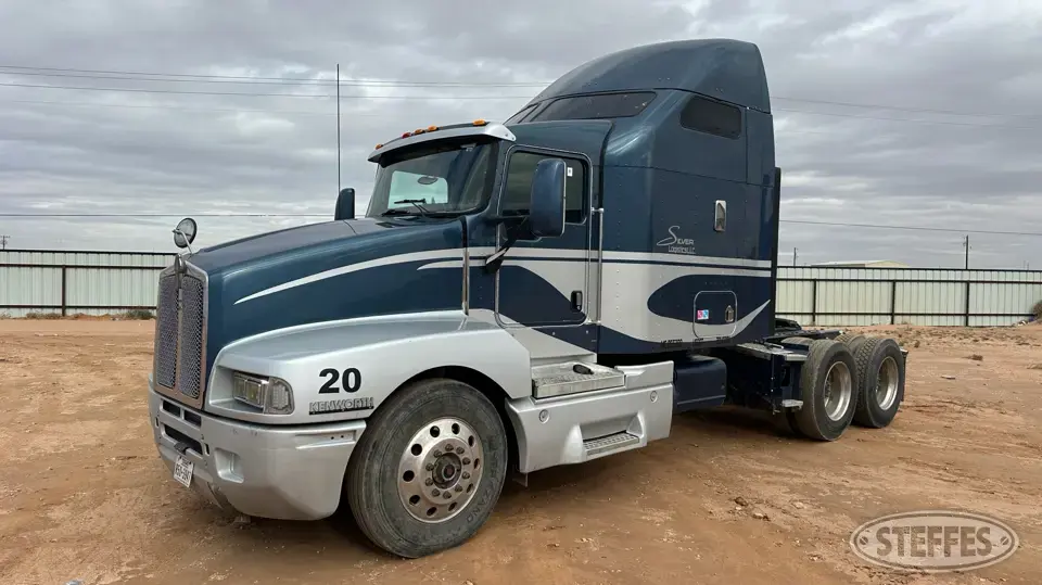 2004 Kenworth T600 Conventional Truck with Sleeper