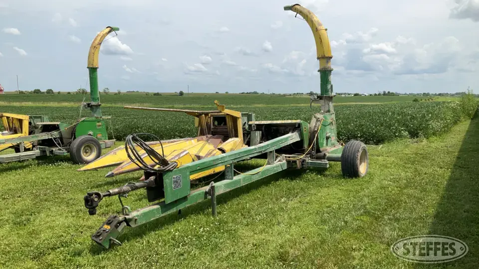 John Deere 3960 Pull-Type Harvester