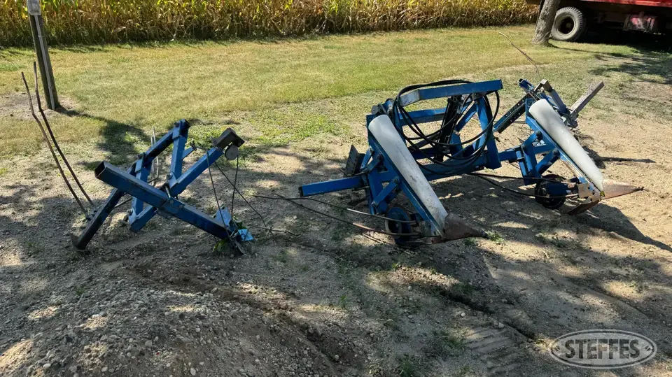 Row finders Edible Bean Windrower
