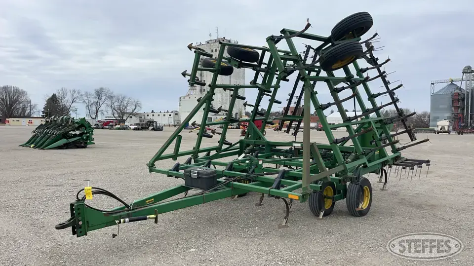 John Deere 960 Field Cultivator