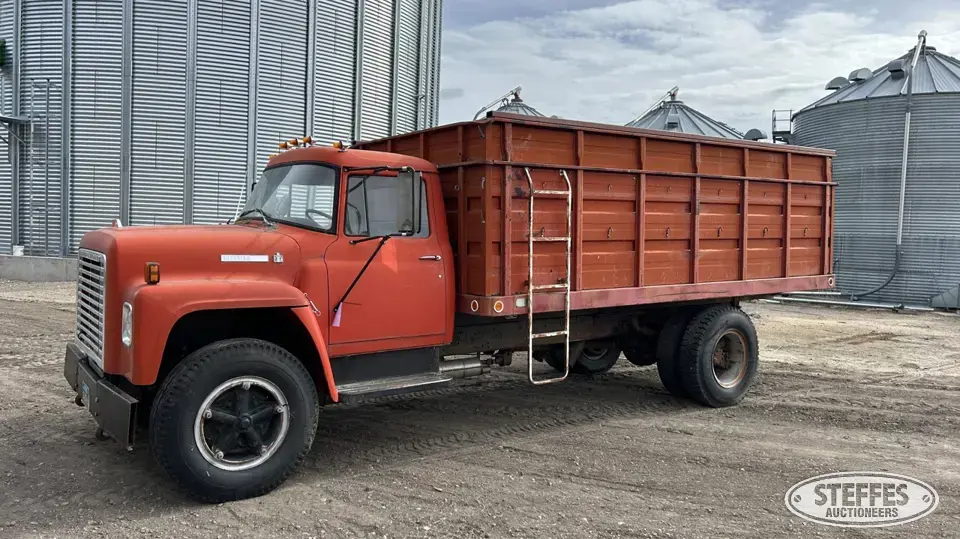 1976 International Loadstar 1700 Grain Truck