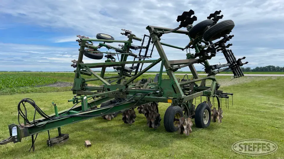 1987 John Deere 610 Chisel Plow