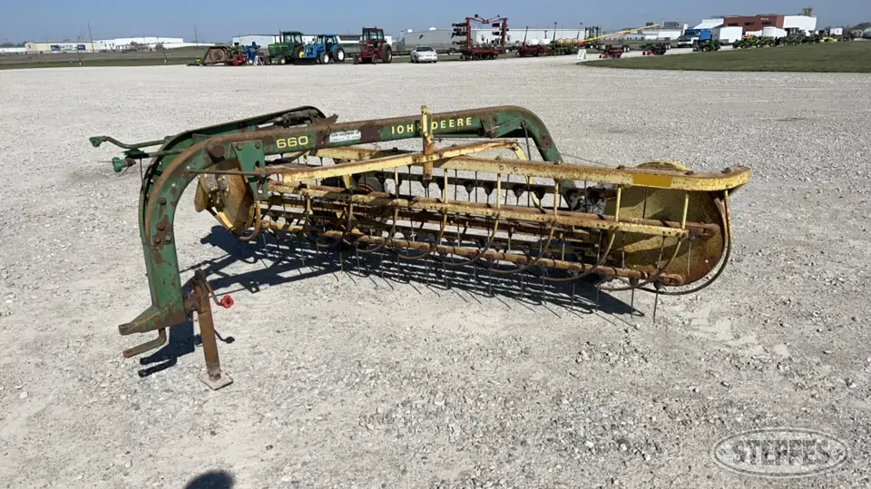 John Deere 660 Rake