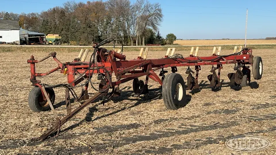 International 700 Automatic Plow