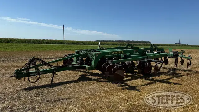 John Deere 2700