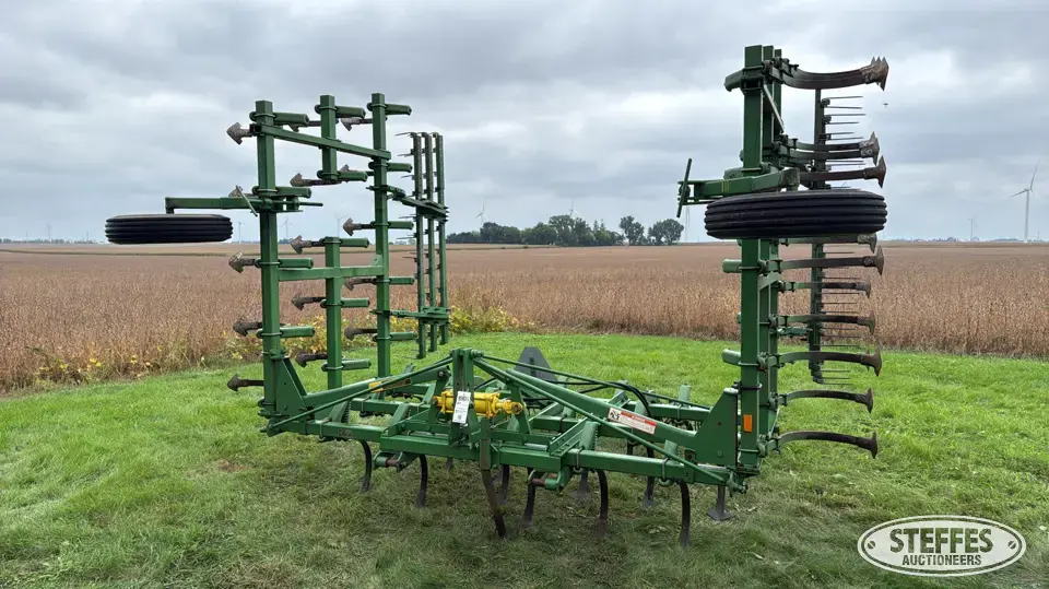 John Deere 1010 Field Cultivator